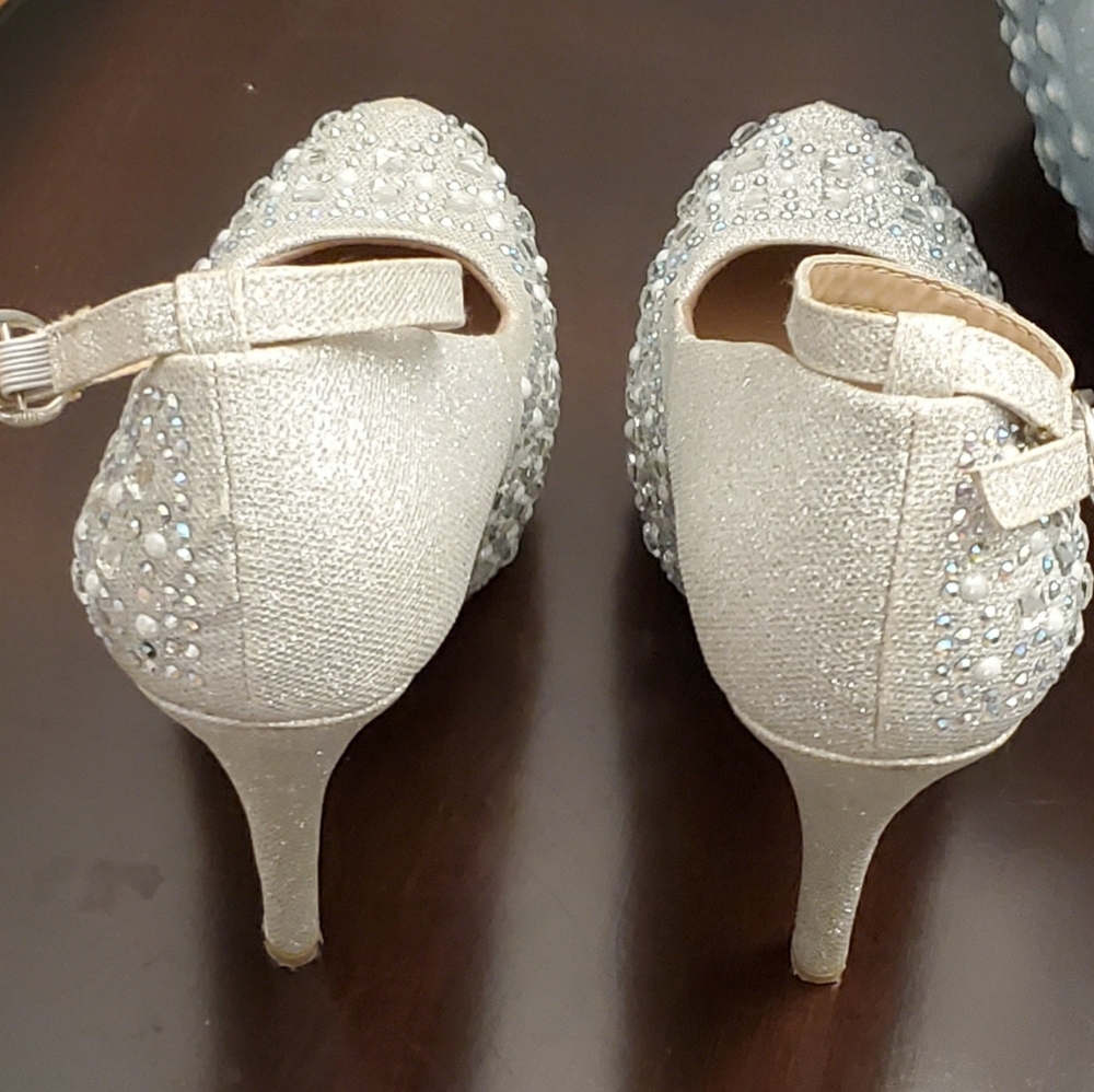Delicacy Embellished Stilletoes - Picture 3 of 8